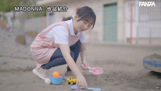 新人 保科希帆 32歳 AV DEBUT 純真な保育士の人妻―。子供のようなあどけなさを’裏切る’強すぎる欲望―。サンプル２