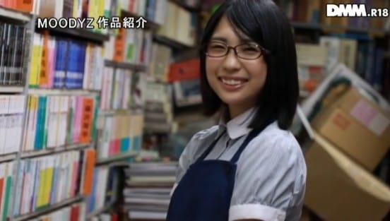 本屋で働く地味っ娘だけど、脱いだら超絶品ボディ！！膣奥大好き女子大生は、AV男優にバックでガンガン突いてもらいたくてAV出演！！ 高杉麻里サンプル１