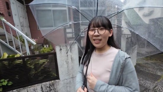 尻叩きされたいケツデカ女子大生 メガネ地味子がAV初出演 ゆいみ